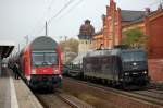Rechts die 185 545-1 der MRCE und Links der RE2 (Ersatzzug) nach Knigs Wusterhausen, geschoben von der 143 225-1, in Rathenow.