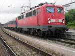 E10/78105/110-231-8-steht-mit-sonderzug-von 110 231-8 steht mit Sonderzug von Warnemnde nach Berlin-Lichtenberg im Rostocker Hbf.(19.06.10)