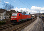 Die 152 146-7 (91 80 6152 146-7 D-DB) der DB Cargo Deutschland AG, fhrt am 19.03.2021 mit einem fast leeren Container-Zug durch den Bahnhof Kirchen (Sieg) in Richtung Kln.