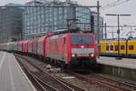 DBC 189 026 zieht ein Stahlzug durch Amsterdam Centraal am 9 Februar 2024.
