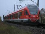 RE 13006 Sassnitz-Rostock,gefahren vom 429 028-4,am 04.November 2013 am Stralsunder Haltepunkt Grnhufe.