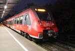 Am Morgen des 14.10.2022 stand 442 856 als S1 von Rostock Hbf nach Warnemünde im Haltepunkt Rostock-Holbeinplatz.