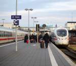 Die Reisenden strmten dann am 18.12.2013 den ICE 33 von Puttgarden nach Koebenhavn im Bahnhof Puttgarden links stand der Ersatzzug von Hamburg Hbf