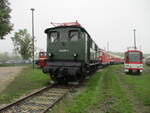 e44/751108/gleich-am-eingang-ins-eisenbahnmuseum-weimar Gleich am Eingang ins Eisenbahnmuseum Weimar steht die 144 507.Aufnahme am 04.September 2021.