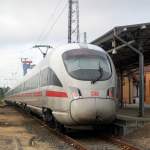 411 007-8( Mit der Lizenz zum schnell fahren)stand als ICE 1509 von Warnemnde nach Mnchen Hbf im Bahnhof Warnemnde.13.07.2013