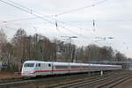 ice/722597/ice-ist-auf-den-weg-nach ICE ist auf den Weg nach Hamburg und durchfährt am 28.12.2011 den Bahnhof Tostedt.