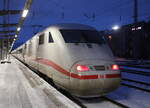 401 517-8 stand am Morgen des 06.01.2023 als ICE 679 von Rostock Hbf nach Frankfurt(Main)Hbf im Rostocker Hbf.
