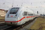 812 003-3 als ICE 203 von Ostseebad Binz nach Karlsruhe Hbf bei der Einfahrt im Rostocker Hbf.15.03.2024