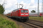 mecklenburg-vorpommern/510946/112-103-mit-re-4309hamburg-rostockbei-der 112 103 mit RE 4309(Hamburg-Rostock)bei der Einfahrt im Rostocker Hbf.05.08.2016