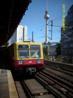 Am S-Bahnhof Berlin Hackescher Markt kann man S-Bahn und Fernsehturm am Besten auf ein Bild fotografieren.So fotografierte ich 485 076 am 31.August 2008.