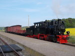 Rugensche Baderbahn/497676/der-fotosonderzug-in-seiner-gesamtlaenge-und Der Fotosonderzug in seiner Gesamtlänge und der Zuglok 99 4652 vor der Rückfahrt nach Putbus,am 21.Mai 2016,in Seelvitz.