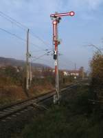 Auch die nchsten Jahre wird das Einfahrsignal  A  von Sassnitz ein Formsignal bleiben.Aufnahme am 06.November 2011.