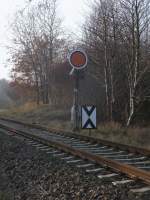 Als einziger Bahnhof auf Rgen besitzt Lancken sogar noch Formvorsignale.Hier ist das Vorsignal aus Richtung Sassnitz.Aufnahme am 06.November 2011.