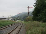 Formsignale/746635/dagegen-sind-in-wernshausen-ausfahrtenin-richtungen Dagegen sind in Wernshausen Ausfahrten,in Richtungen Wasungen,nur aus zwei Gleise möglich.Aufnahme vom 01.September 2021.