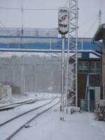 Dem Ausfahrsignal  L  hat es,am 06.Februar 2013,in Bergen/Rgen ganz schn mit Schnee erwischt.