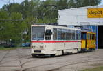 rostock/557110/tatra-t6a2704mit-wagen-26-beim-rangieren Tatra T6A2(704)mit Wagen 26 beim Rangieren auf dem Gelnde des Depot 12 in Rostock-Marienehe.20.05.2017