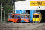 rostock/577589/ckd-tatra-wagen-t6a2-704552-und CKD Tatra Wagen T6A2 704,552 und Lowa-Wagen 554 und Wagen 26 vor dem Depot 12 in Rostock-Marienehe.23.09.2017