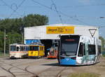 rostock/612135/tatra-t6a2704wagen-26-und-6n2-wagen-610 Tatra T6A2(704),Wagen 26 und 6N2-Wagen 610 vor dem Depot 12 in Rostock-Marienehe.26.05.2018