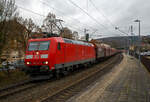 Die auch für die Schweiz zugelassene 185 144-3 (91 80 6185 143-3 D-DB) der DB Cargo fährt am 03.12.2021 mit einem sehr langen Coilzug durch den Bahnhof Kirchen(Sieg) in Richtung Köln.