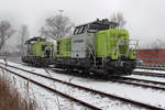 Captrain/725228/650-092-6-und-650-089-2-stehen 650 092-6 und 650 089-2 stehen am 29.01.2012 in Hamburg - Waltershof, whrend es ordentlich schneit.