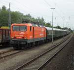eko-trans--arcelor-mittal/86790/143-001-6-wartet-mit-ihrem-sonderzug 143 001-6 wartet mit ihrem Sonderzug von Warnemnde Richtung Cottbus auf die Ausfahrt im Bahnhof Rostock-Bramow.(07.08.10)