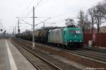185 575-8 Alpha Trains im Dienst fr die HGK mit Kesselzug in Rathenow in Richtung Wustermark unterwegs.