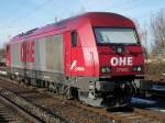 OHE-ER20 270082 wird in Krze den Holzzug von Rostock-Bramow Richtung Stendal-Niedergrne im Bahnhof Rostock-Bramow bespannen.(05.03.09)