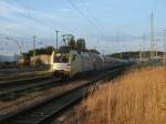 Nicht mehr vor dem Kreidezug zusehen ist der PCT-Altmann Taurus ES64U2-011 der,am 21.August 2013,den Bahnhof Bergen/Rgen verlie.