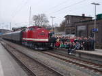 Die Teilnehmer einer Sonderfahrt nach Putbus postierten,am 26.November 2016,in Bergen/Rügen vor der Zuglok 112 565-7.