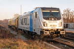 187 310-8 Railpool GmbH fr wahrscheinlich evb logistik, stand mit einem Schienenschleifzug in Rathenow abgestellt.