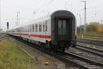 DB-Wagen/526460/am-ende-des-ic-2239rostock-leipziglief-der Am Ende des IC 2239(Rostock-Leipzig)lief der 1.Klasse Avmz mit Aufgenommen am 04.11.2016 im Rostocker Hbf.