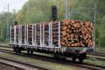 Mit Holz beladener Snps-Wagen wurde am 11.05.2013 im Bahnhof Rostock-Bramow ausgesetzt.