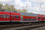 mittelwagen-doppelstock/491778/dabpbza-1klasse-wagen-im-re-4307hamburg-rostockbei DABpbza 1.Klasse Wagen im RE 4307(Hamburg-Rostock)bei der Einfahrt im Rostocker Hbf.23.04.2016