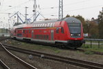 DABpbzfa 764.0 als RE 18490 von Berlin Hbf(tief)nach Warnemnde bei der Einfahrt im Bahnhof Warnemnde.15.10.2016