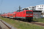 Warnemunde-Express/498755/112-133-mit-re-185490berlin-warnemndebei-der 112 133 mit RE 185490(Berlin-Warnemnde)bei der Durchfahrt in Warnemnde-Werft.28.05.2016