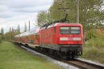 Warnemunde-Express/609153/112-114-mit-re-18490-von 112 114 mit RE 18490 von Berlin Hbf(tief)nach Warnemünde bei der durchfahrt in Rostock-Lichtenhagen.01.05.2018