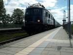 E18 Einfahrt E18 047 mit dem St�rtebecker-Sonderzug am 26.Juni 2010 in Bergen/R�gen.