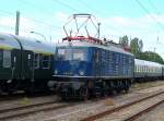 E18 Nach dem Abstellen des Sonderzuges in Bergen/R�gen am 26.Juni 2010 setzte die Lok an das andere Zugende um.