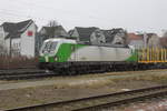 193 240-9 mit Holzzug von Stendal-Niedergörne nach Rostock-Bramow bei der Durchfahrt im Rostocker Hbf.20.01.2017
