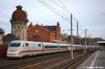 ice 402 026-9 'Lutherstadt Wittenberg' als ICE 848 von Berlin Ostbahnhof nach K�ln Hbf & 402 017-8 'Bergen auf R�gen' als ICE 858 von Berlin Ostbahnhof nach K�ln Hbf in Rathenow. Bei Sch�nhausen(Elbe) riss 402 026 die Oberleitung runter und musste in Stendal au�erplanm��ig halten. 402 026 wurde dann sp�ter von zwei 218er wieder nach Berlin gebracht und 402 017 setzte die Fahrt dann ab Stendal alleine weiter fort. 31.12.2011
