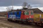 421 377-3 SBB Cargo Deutschland GmbH hngt am Zugende eines Schleifzuges und steht in zusammen mit der V 2105 in Rathenow. 17.02.2012
