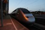 Es war noch ein bisschen dunkel als TGV 9576 von Mnchen Hbf nach Paris Est im Augsburger Hbf vorbei kam.29.03.2012