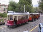 Der TW 24 am 29.10.2004 mit offenem Wagen auf Mallorca fährt ins Tramdepot  in Sóller. Der TW 24 aus Lissabon ist seit 2001 dabei. Gegründet wurde die Straßenbahnlinie 1913. 