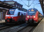 dampfloks-dieselloks-e-loks-triebwagen/691134/4746-556-und-442-344-am 4746 556 und 442 344 am Morgen des 07.03.2020 im Rostocker Hbf.