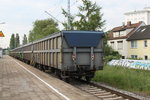 Tams-Wagen auf dem Weg von Rostock-Bramow nach Wurzen bei der Durchfahrt im Haltepunkt Rostock-Holbeinplatz am 30.05.2016 Zuglok war 293 021