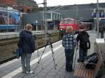 Lubeck Stefan und andere Bahnfan`s haben die Kamera`s bereit f�r die Ausfahrt von 218 453 aus L�beck am 28.November 2009.