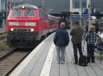 Lubeck 218 453 am 28.November 2009 bei der Ausfahrt aus L�beck.Auch Stefan lie�  sich nicht st�ren beim filmen der Ausfahrt.
