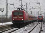 Neumunster-Spezial 112 142-5+RE 21063 von Flensburg nach Hamburg Hbf bei der Einfahrt im Bahnhof Neum�nster neben an kommt RB 15463 von Kiel.28.01.2012