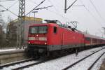 Neumunster-Spezial Die Zwillings-Schwester von  120 151-6 mit dem HSV-Sonderzug von Kiel nach Berlin-Charlottenburg kurz nach der Ankunft im Bahnhof Neum�nster.28.01.2012