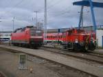 Rostock Hbf Der kleine Dieselmoppel 333 670 und 120 202,am 17.Dezember 2011,im Heimatbw Rostock. 